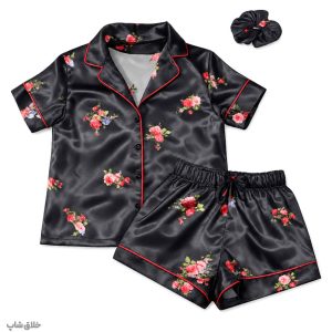 لباس خواب زنانه ساتن مشکی طرح گل 3 تکه (بلوز-شلوارک-کش مو)