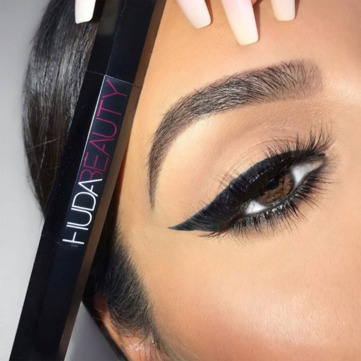 خط چشم ماژیکی هدی بیوتی مشکی HUDA BEAUTY 1 خط چشم ماژیکی هدی بیوتی مشکی HUDA BEAUTY